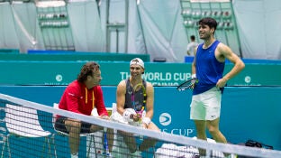 Rafa Nadal y Carlos Alcaraz bromean durante un entrenamiento en M&aacute;laga