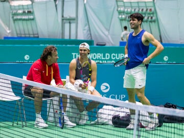 Rafa Nadal y Carlos Alcaraz bromean durante un entrenamiento en Málaga