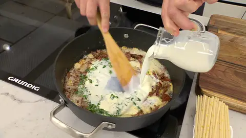 Añade el queso crema y la leche, y mezcla bien Añade el queso crema y la leche, y mezcla bien