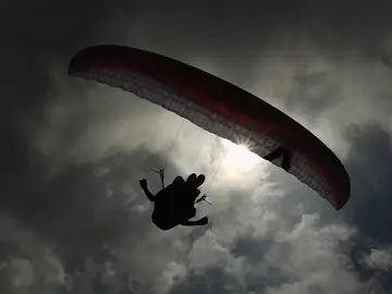 Imagen de un parapentista Imagen de un parapentista