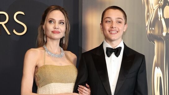 Angelina Jolie y su hijo Knox en los Governors Awards.