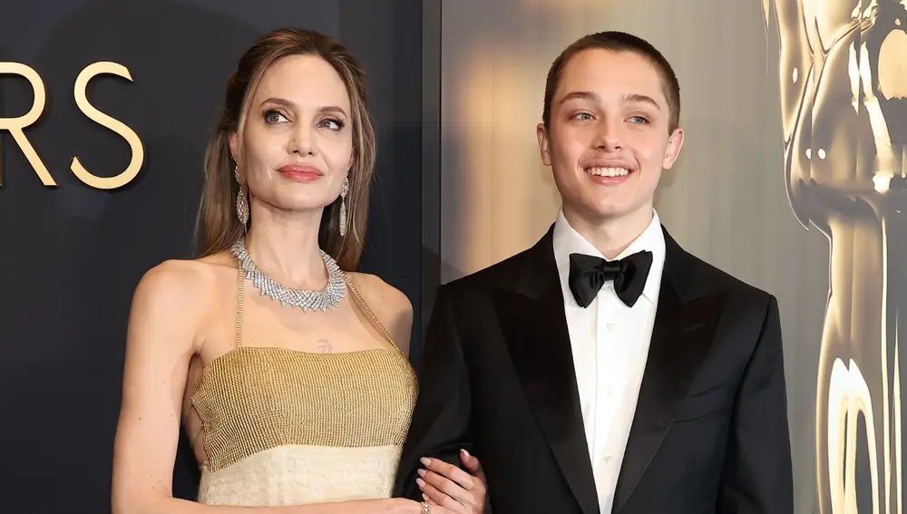 Angelina Jolie y su hijo Knox en los Governors Awards. Angelina Jolie y su hijo Knox en los Governors Awards.