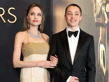 Angelina Jolie y su hijo Knox en los Governors Awards. Angelina Jolie y su hijo Knox en los Governors Awards.