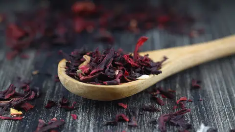 La flor de Jamaica con la que se hace té de hibisco La flor de Jamaica con la que se hace té de hibisco