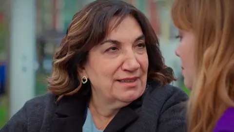 Gülçiçek sueña con que su hija rompa con su vida infeliz y luche por sus sueños: "Algún día serás libre" Gülçiçek sueña con que su hija rompa con su vida infeliz y luche por sus sueños: "Algún día serás libre"