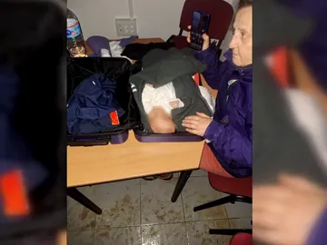 Azahara salva a un bebé del ahogamiento con una maleta: "Nos sirvió de cuna para que flotara" Azahara salva a un bebé del ahogamiento con una maleta: "Nos sirvió de cuna para que flotara"