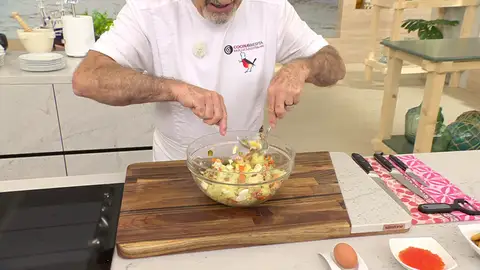 Añade también las alcaparras y la mitad de las huevas Añade también las alcaparras y la mitad de las huevas