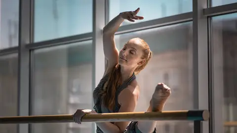 Mujer haciendo barre Mujer haciendo barre