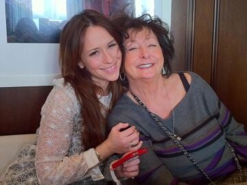 Jennifer Love Hewitt con su madre Patricia Mae