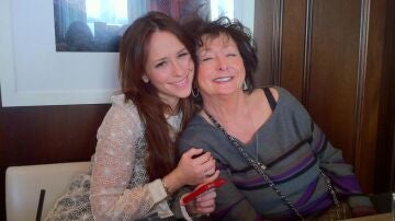 Jennifer Love Hewitt con su madre Patricia Mae