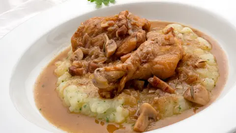 Arguiñano, sobre el guiso de pollo al oporto: "Es una receta que vais a guardar para el resto de vuestra vida" Arguiñano, sobre el guiso de pollo al oporto: "Es una receta que vais a guardar para el resto de vuestra vida"