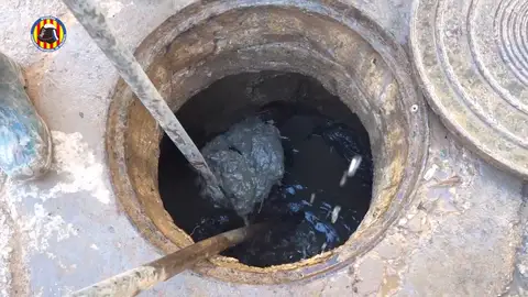 Lodo en las alcantarillas Lodo en las alcantarillas