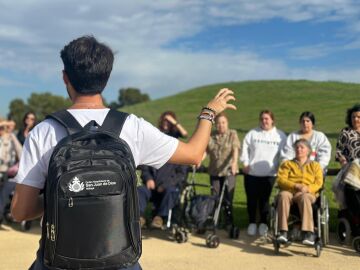 Mayores de Antequera se convierten en guías para jóvenes estudiantes