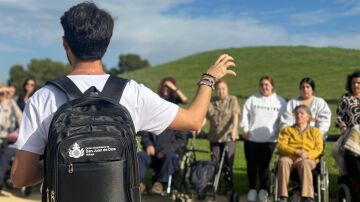 Mayores de Antequera se convierten en guías para jóvenes estudiantes