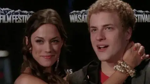 Paul Teal y Jana Kramer en One Tree Hill Paul Teal y Jana Kramer en One Tree Hill
