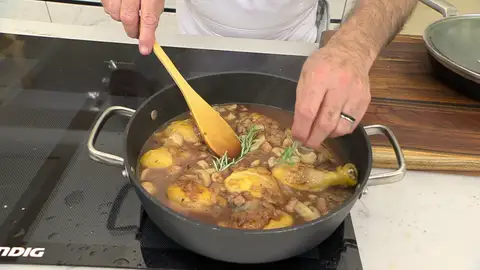 Agrega las ramas de romero Agrega las ramas de romero