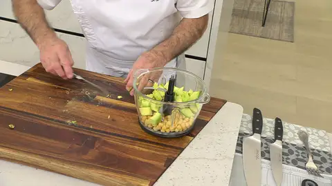 Tritura los ingredientes hasta que queden reducidos a puré Tritura los ingredientes hasta que queden reducidos a puré