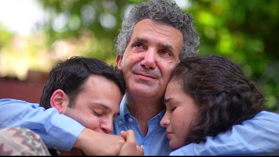 &iexcl;Orhan llora de felicidad! Aybike y Oğulcan le regalan a su padre la casa de sus sue&ntilde;os