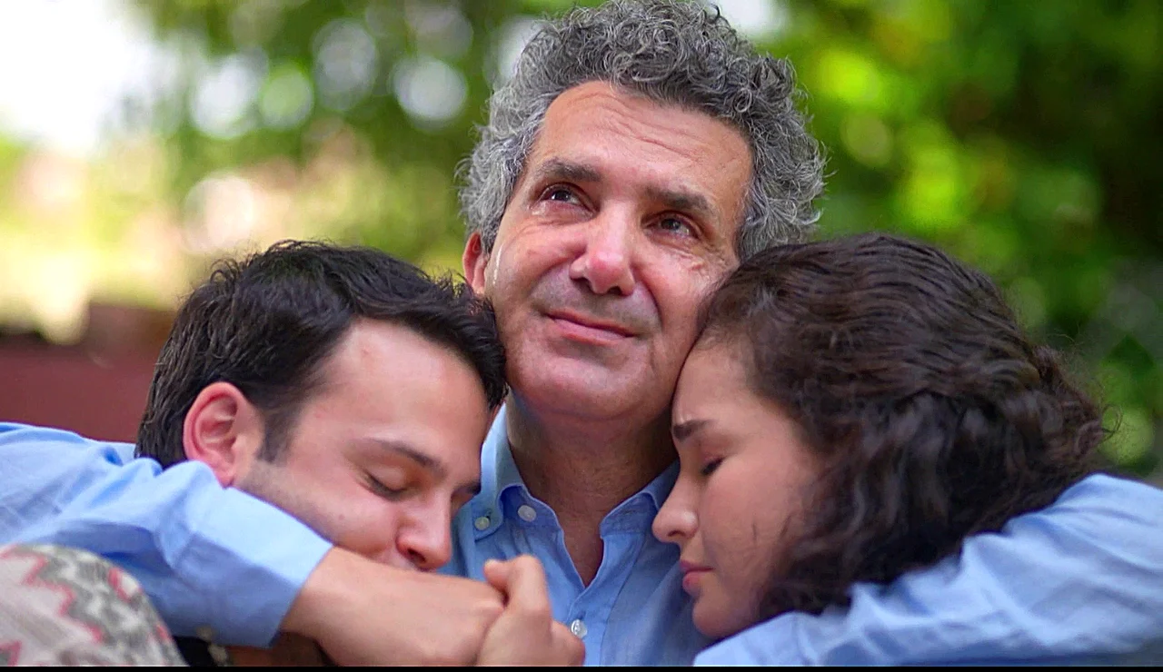 ¡Orhan llora de felicidad! Aybike y Oğulcan le regalan a su padre la casa de sus sueños