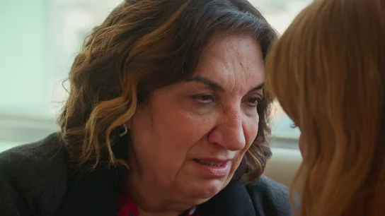Gülçiçek abraza a Bahar, desesperada por su situación: “Estás en manos de dos despiadados” Gülçiçek abraza a Bahar, desesperada por su situación: “Estás en manos de dos despiadados”