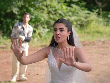 La mala suerte persigue a &Ouml;mer y S&uuml;sen: se quedan tirados en la carrera a minutos de la boda