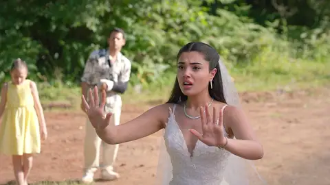 La mala suerte persigue a Ömer y Süsen: se quedan tirados en la carrera a minutos de la boda La mala suerte persigue a Ömer y Süsen: se quedan tirados en la carrera a minutos de la boda