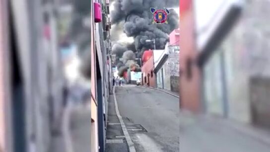 Aparatoso incendio de una ferreter&iacute;a en La Orotava