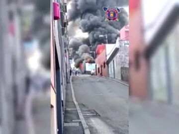 Aparatoso incendio de una ferretería en La Orotava