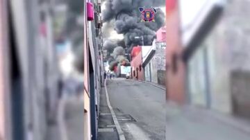 Aparatoso incendio de una ferretería en La Orotava