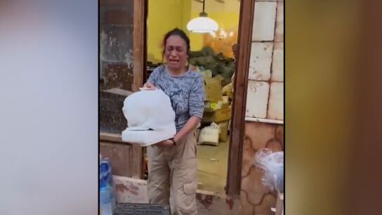 Nany tras recibir una m&aacute;quina de coser