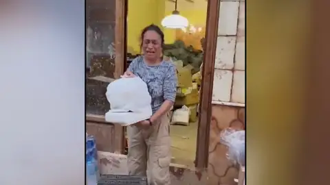 Nany tras recibir una máquina de coser Nany tras recibir una máquina de coser