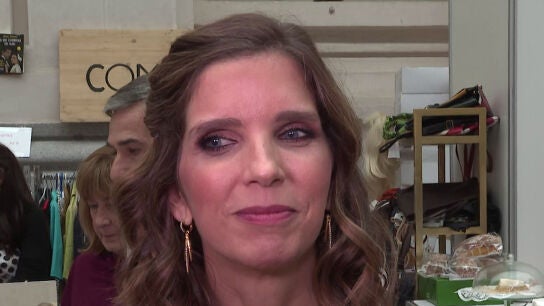 Margarita Vargas atendiendo a los medios