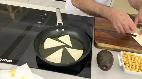 Corta cada tortilla en 8 triángulos, introdúcelos en la sartén Corta cada tortilla en 8 triángulos, introdúcelos en la sartén
