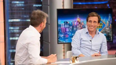 Pablo Motos pone a prueba la impresionante habilidad de José Luis Martínez-Almeida para inventar discursos Pablo Motos pone a prueba la impresionante habilidad de José Luis Martínez-Almeida para inventar discursos