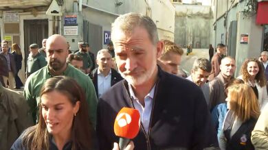 Felipe VI y la reina Letizia hablan con Espejo Público en su visita a Chiva, Valencia, tras la DANA: 