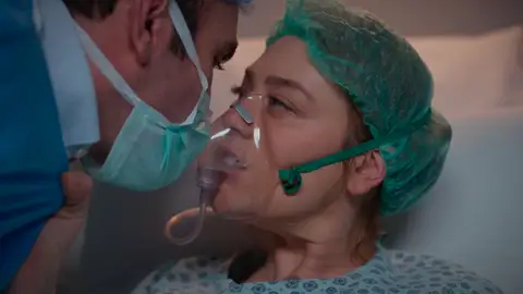 Un milagro en el hospital: Bahar se salva y su advertencia a Timur marca el comienzo de su renacer Un milagro en el hospital: Bahar se salva y su advertencia a Timur marca el comienzo de su renacer