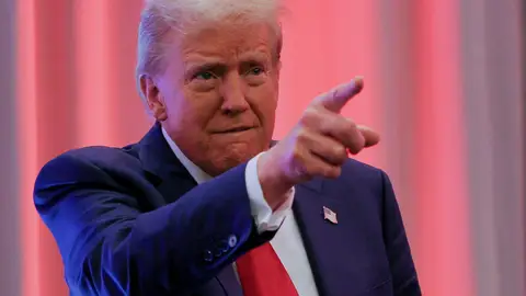 TRUMP CONFIRMA QUE UTILIZARÁ AL EJÉRCITO PARA LA DEPORTACIÓN MASIVA DE INMIGRANTES INDOCUMENTADOS El presidente electo de los Estados Unidos de América, Donald Trump