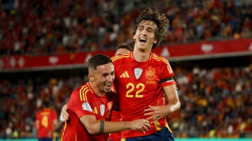 Bryan Gil y Yeremy Pino celebran un gol ante Suiza en Tenerife