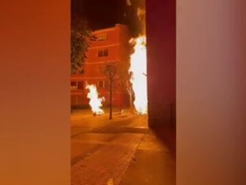 Un aparatoso incendio provocado por una fuga de gas obliga a desalojar dos edificios en Barakaldo