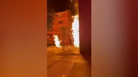 Un aparatoso incendio provocado por una fuga de gas obliga a desalojar dos edificios en Barakaldo Un aparatoso incendio provocado por una fuga de gas obliga a desalojar dos edificios en Barakaldo