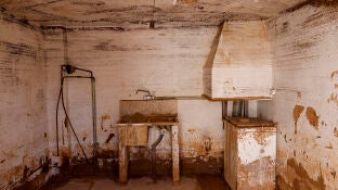 Interior de una cocina cubierta de barro en el interior de una vivienda en el barrio de Lafuente de Utiel (Valencia)
