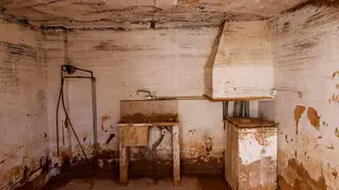 Interior de una cocina cubierta de barro en el interior de una vivienda en el barrio de Lafuente de Utiel (Valencia) Interior de una cocina cubierta de barro en el interior de una vivienda en el barrio de Lafuente de Utiel (Valencia)