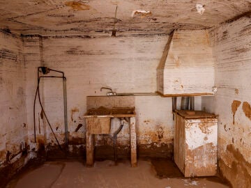 Interior de una cocina cubierta de barro en el interior de una vivienda en el barrio de Lafuente de Utiel (Valencia)