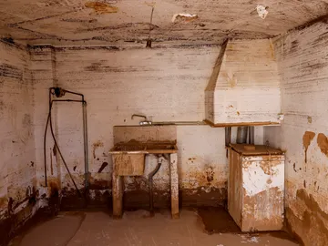 Interior de una cocina cubierta de barro en el interior de una vivienda en el barrio de Lafuente de Utiel (Valencia) Interior de una cocina cubierta de barro en el interior de una vivienda en el barrio de Lafuente de Utiel (Valencia)
