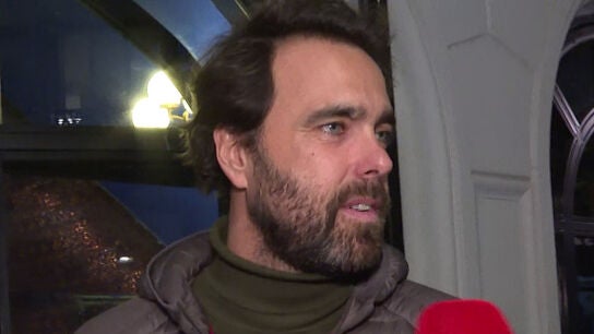 Javier Unrg&iacute;a haciendo declaraciones a la prensa