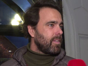 Javier Unrgía haciendo declaraciones a la prensa