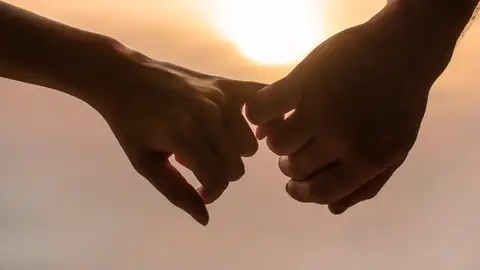 Dos personas cogiéndose de la mano Dos personas cogiéndose de la mano