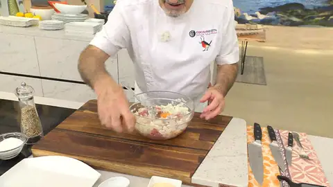 Pela 2 ajos, pícalos finamente y agrégalos al bol Pela 2 ajos, pícalos finamente y agrégalos al bol