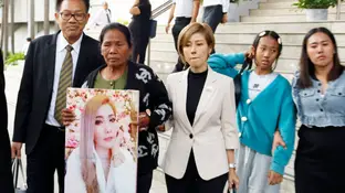 La madre de una de las víctimas de 'Am Cyanide' sostiene la foto de su hija a las puertas del Tribunal Penal de Bangkok La madre de una de las víctimas de 'Am Cyanide' sostiene la foto de su hija a las puertas del Tribunal Penal de Bangkok