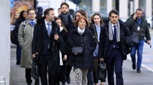 Giselle Pelicot acompa&ntilde;ada por sus hijos a la salida del juicio